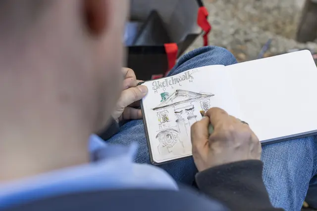 Mit dem Sketch-Book unterwegs und dabei die Stadt zeichnend wahrnehmen. | Foto: Altstadtmarketing/Neumayr/Leopold