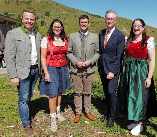 Christian Hecher (Bürgermeister Bad Bleiberg), Landesrätin Sara Schaar (Naturparkreferentin Land Kärnten), Landeshauptmann-Stv. Martin Gruber (Straßenbaureferent Land Kärnten), Johannes Hörl (Geschäftsführer Villacher Alpenstraßen GmbH) und Sarah Katholnig (Vizebürgermeisterin Stadt Villach und Naturpark-Referentin)(v.l.) | Foto: Oskar Höher und Franz Neumayr