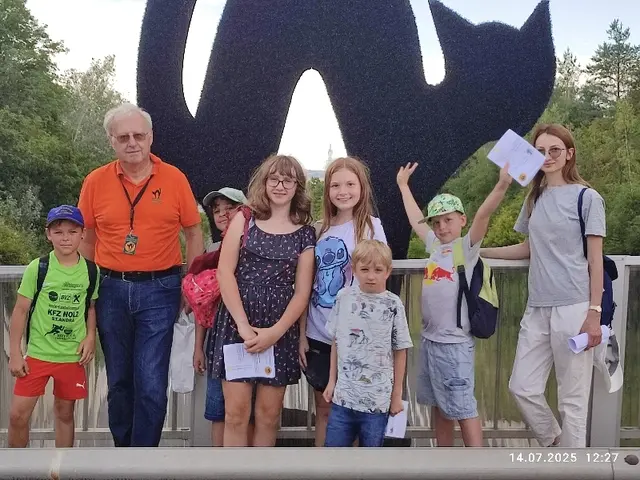 Gemeinsam mit Manfred Breindl erkundeten die Kinder am fünften Tag den Kellerkatzenweg. | Foto: Hollabrunner Lerntafel