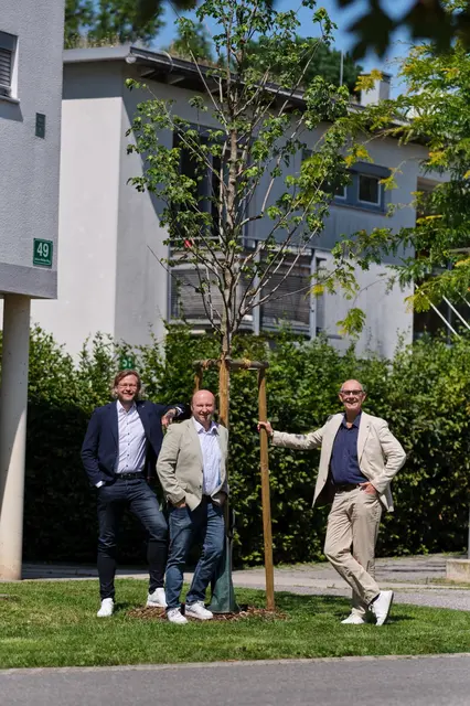 ÖWG Wohnbau feiert ihr 75-jähriges Jubiläum mit insgesamt 75 Baumpflanzungen in mehreren Anlagen in Graz sowie umliegenden Gemeinden. Am Foto: Thomas Stieber (Bereichsleitung Hausmanagement), Thomas Hauser (Hausverwalter in der Anlage Johann-Weitzer-Weg) und Christian Krainer (Vorstandsdirektor ÖWG Wohnbau) (v. l.). | Foto: Martin Schönbauer