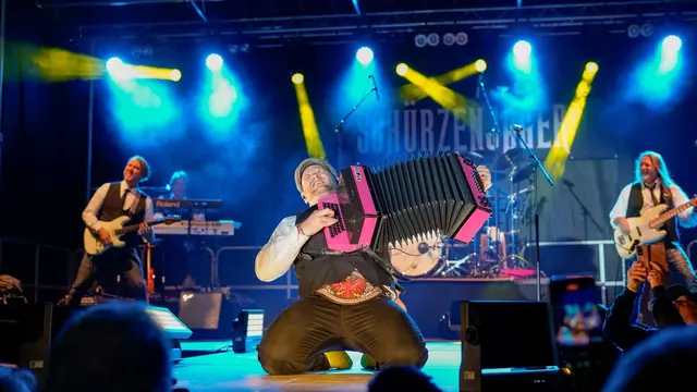 Am 23.8.25 heizen die Schürzenjäger in Finkenberg (Zillertal) bei ihrem Open-Air-Konzert ihren zahlreichen Fans wieder ordentlich ein. | Foto: Schürzenjäger