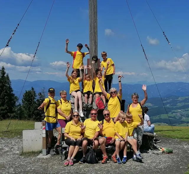 Gemeinsam unterwegs: Kinder und Großeltern der Campingfreunde Steiermark beim gemeinsamen Ausflug zum Gipfelkreuz – ein Höhepunkt des Kindercamps, das generationenübergreifende Erlebnisse in den Mittelpunkt stellte. | Foto: VDCF