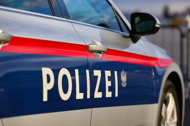 Die Polizei ist ebenfalls im Einsatz. | Foto: Franz Neumayr