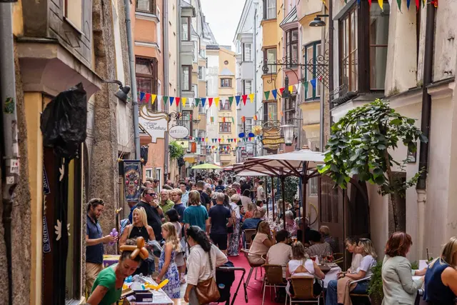 Pünktlich zum Start des Riesengassenfests 2025 verzog sich der Regen – und die Sonne tauchte die Innsbrucker Altstadt in goldenes Licht. | Foto: Thomas Steinlechner