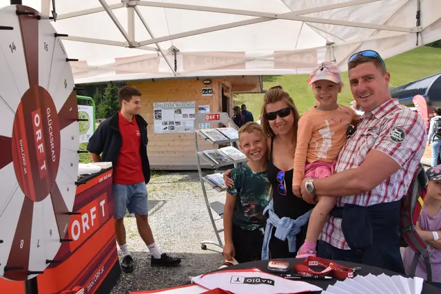 Zahlreiche Familien versuchten ihr Glück beim Glücksrad. | Foto: Kendlbacher