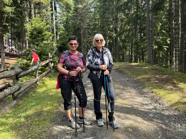 Veronika und Gabriele aus dem Stubaital nutzen das gute Wetter aus.  | Foto: Kendlbacher