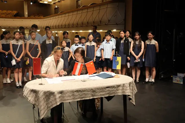 Cordula Schröck von der Josef-Matthias-Hauer-Musikschule (re) bei der Unterzeichnung. | Foto: Kathrin Schauer