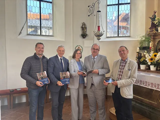 Von links: Bürgermeister Michael Prantner, Herausgeber LAbg. Josef Schöchl, Herausgeberin Gerda Dohle, Herausgeber Oskar Dohle (Direktor des Salzburger Landesarchivs) und Gerhard Schaidreiter (Pfarre Elixhausen). | Foto: Emanuel Hasenauer
