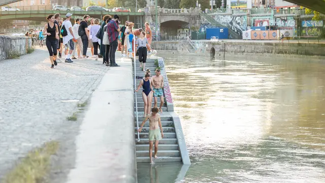 Den Schwimmverein verschlägt es bei der Hitze gern in den Donauarm. | Foto: Kunst Haus Wien/Thomas Meyer