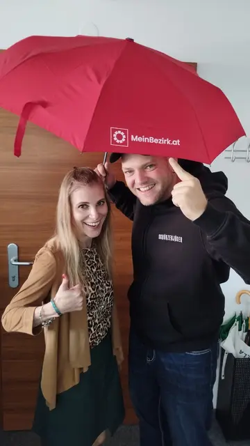 Die MeinBezirk-Redaktion bekam Besuch von Dominik Ofner, Wahl-Pinzgauer und Sänger der Schürzenjäger. | Foto: MeinBezirk