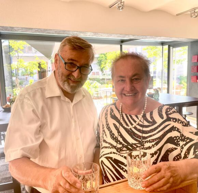 Johann Heinrich, Gründer des Weinguts, feierte seinen 75. Geburtstag – und ist bis heute im Weingarten aktiv. | Foto: Weingut Silvia Heinrich
