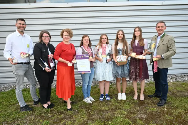 Fachlehrer Leopold Stuphann, Fachlehrerin Cordula Klaffner, Bildungs-Landesrätin Christiane Teschl-Hofmeister, Schülerinnen Laura Langeder, Jennifer Gruber, Jasmin Edlinger sowie Anita Stückler und Direktor Josef Sieder mit den prämierten Produkten. | Foto: Mück