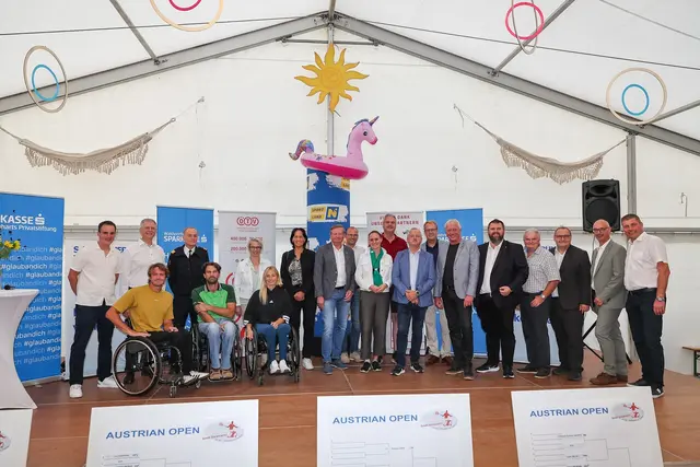 Gruppenfoto der Ehrengäste: Philipp Dörre, Österreichs Nr. 1 bei den Herren Nico Langmann, Obmann Michael Schelm, Bezirksfeuerwehrkommandant Stv. Kurt Liball, Österreichs Nr 1 bei den Quads und ÖTV Rollsuhltennisreferent Roman Zechmeister, Bezirkshauptfrau Manuela Herzog, Österreichs Nr. 1 bei den Damen Christina Pesendorfer, NÖTV-Präsidentin Petra Schwarz Rittner, Zweiter Präsident des NÖ Landtags Gottfried Waldhäusl, UTC Groß Siegharts Obmann Andreas Hauer, Bundesrätin Viktoria Hutter, Bürgermeister Ulrich Achleitner, Landesdirektor Alois Maurer, Vorsitzender Stv. des
Vorstands Peter Hochleitner, Landtagsabgeordneter Michael Bierbach, Vizebürgermeister Michael Litschauer, TC Ludweis Aigen Obmann Franz Piffl, Regionaldirektor Harald Moldaschl, Christian Reegen (Sparkasse-Privatstiftung) und Sportstadtrat Andreas Peschel (v.l.) | Foto: s Versicherung Austrian Open