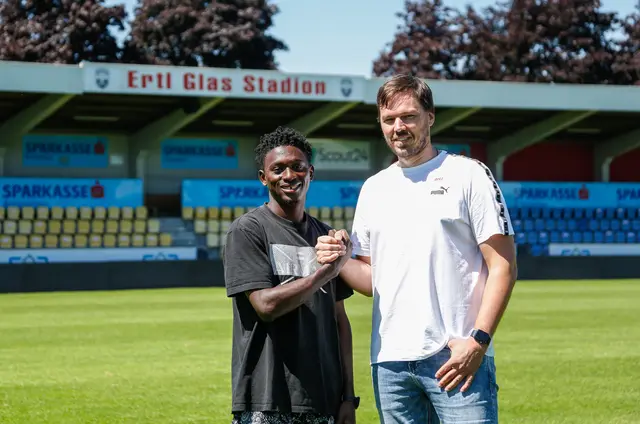Alieu Conateh mit Sportdirektor Thomas Gebauer | Foto: Waldbauer