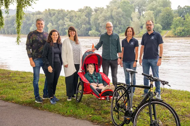 Von links: Ludwig Pullirsch und Iris Mayr vom LC Linz Biophilia, Familie Karner/Täubl sowie Petra Hartl und Bernhard Schilcher vom LC Ottensheim- Pesenbachtal.

  | Foto: Ludwig Pullirsch