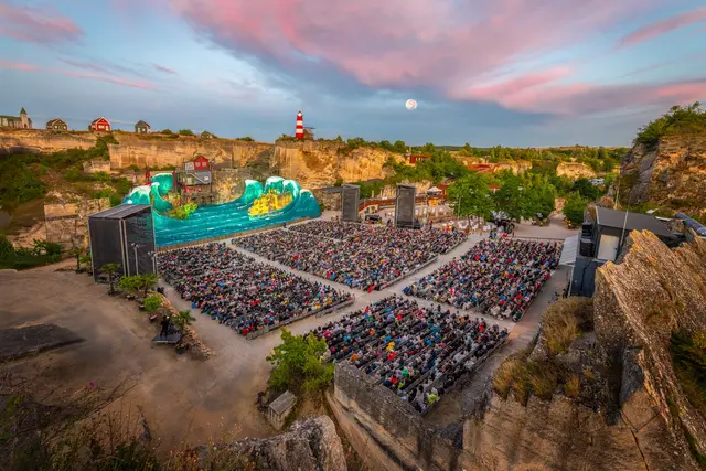 Blick auf die Aufführung von "Der fliegende Holländer" in der Oper im Steinbruch in St. Margarethen.  | Foto: Andreas Tischler