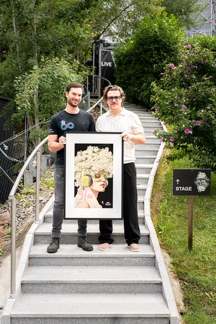 Walter Scherb und Parov Stelar mit dem Originalbild, das für den guten Zweck versteigert wurde. | Foto: Parov Stelar