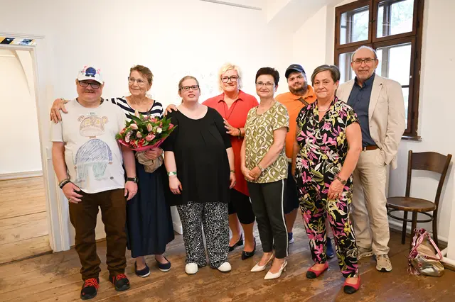 Bürgermeisterin Dagmar Händler, Lebenshilfe NÖ-Präsidentin Friederike Pospischil, Einrichtungsleiterin Andrea Winter, Anna Coucoutas mit Erhard Köffinger, Katharina Kotschwar und Günter Brettenthaler. | Foto: Pohl