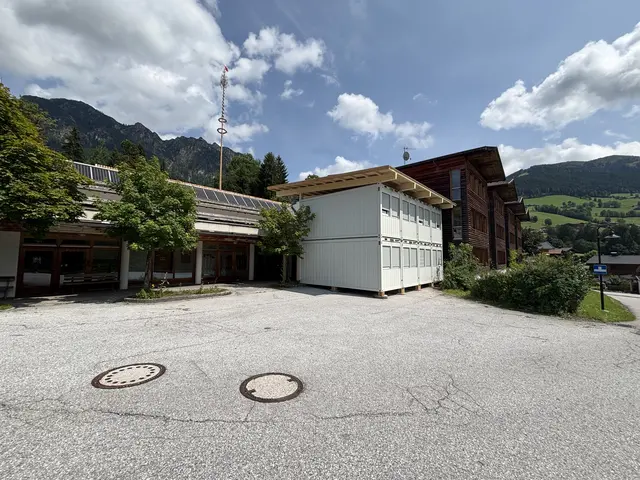 Die Container für die Übergangsfrist stehen schon, die Volksschule ist bereits umgesiedelt.  | Foto: Barbara Fluckinger