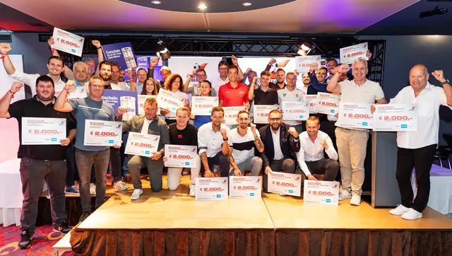 33 Fußballvereine aus dem Amateurbereich freuten sich über den Fairnesspreis des oö. Fußballverbandes.  | Foto: Cityfoto/Haidinger