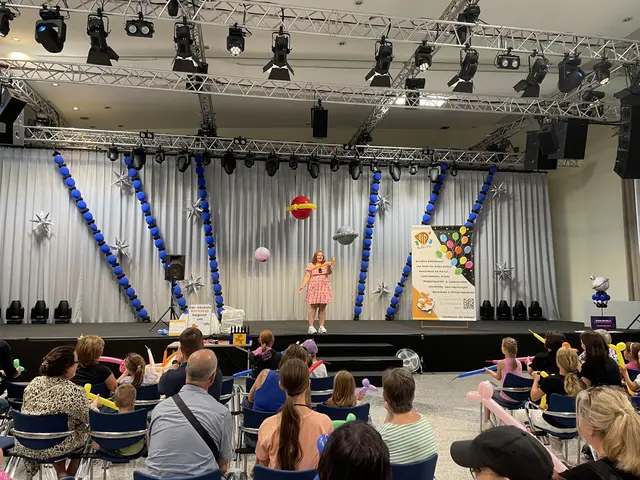 Auf einer Bühne wird den Besucherinnen und Besuchern gezeigt, wie sie ihre eigene Ballonkreation machen können. | Foto: Amina Salkovic/MeinBezirk