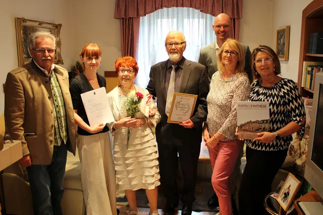 Ernst und Annemarie Schütz feierten ihre „Eiserne Hochzeit“ (65 Ehejahre). Ortsvorsteherin GR Ilse Gruber, GR Christa Majnek und Vzbgm. a.D. Franz Gartner gratulierten. | Foto: Stadtgemeinde Traiskirchen