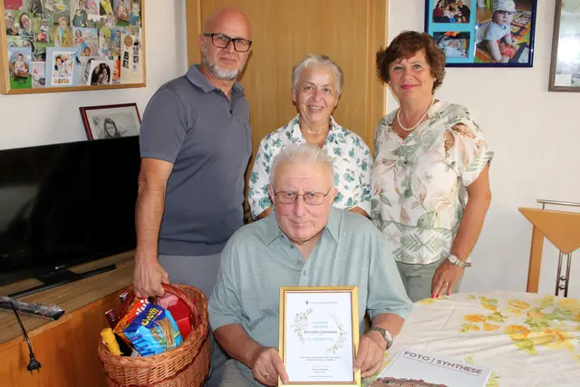 Gerhard Ledinger ist 75. Es gratulierten STRin Manuela Rommer-Sauerzapf und Ortsvorsteher GR Josef Riesner. | Foto: Stadtgemeinde Traiskirchen