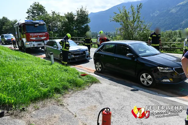 Der 65-Jährige sei in weiterer Folge mit voller Wucht gegen den Transporter des Paketzustellers geschleudert worden.  | Foto: Feuerwehr Spittal/Drau