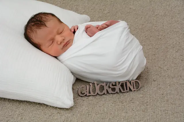 Name: Mika
Geburtsdatum: 28.07.2025
Gewicht: 3300 g
Größe: 53 cm
Eltern: Natalie Würger und Christopher Brugger aus St. Peter am Kammersberg | Foto: Babysmile