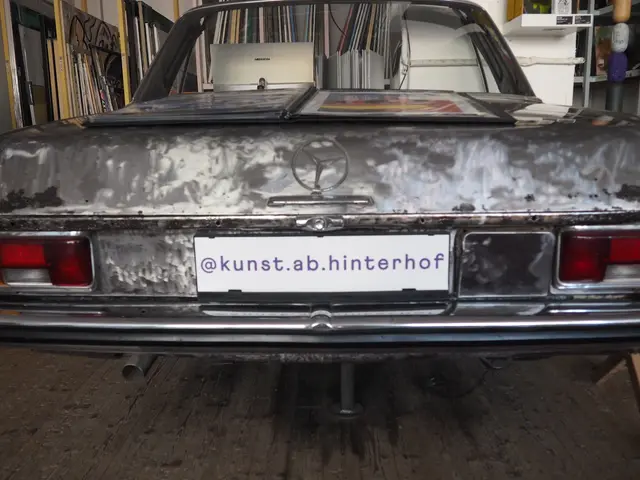 Ja, dieses Auto wurde tatsächlich halbiert. Wer die andere Hälfte sehen will, muss persönlich in der Kuffnergasse 7 vorbeischauen. | Foto: Julia Gaiswinkler