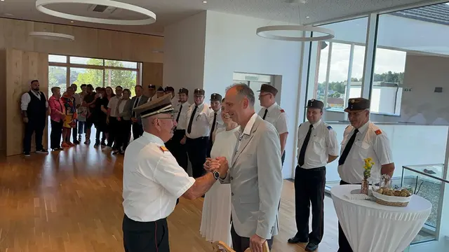 Gratulation dem Bräutigam | Foto: HLM Georg Teppernegg