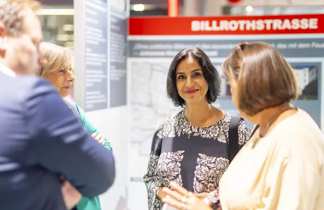 Bezirksvizin Mahboobeh Bayat (SPÖ) bei der Ausstellungseröffnung.  | Foto: Hans Hofer