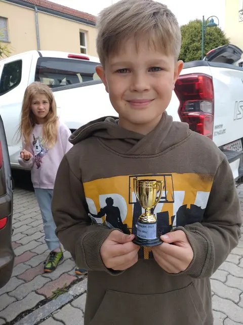 Ein kleiner Siegerpokal belohnt die Kinder. | Foto: G.Steiner