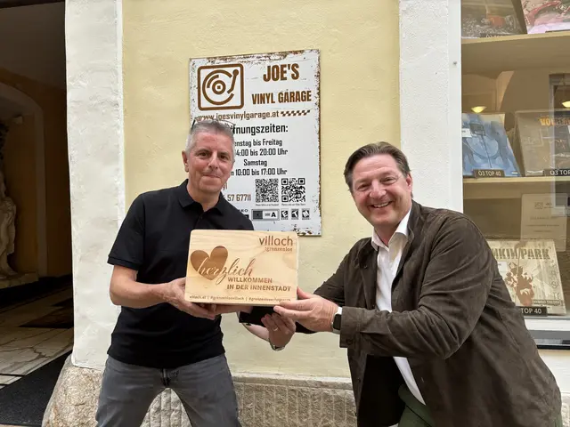 Im Namen der Stadt Villach überreichte Bürgrermeister Günther Albel (SPÖ) ein Willkommenspaket mit Brot und Salz. | Foto: MeinBezirk.at