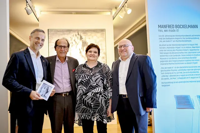 Der Künstler Manfred Bockelmann mit Gemeinderat Michael Gussnig, Kulturabteilungsleiter Mag. Alexander Gerdanovits und Stadtgalerieleiterin Mag. Beatrix Obernosterer. | Foto: StadtKommunikation / Helge Bauer