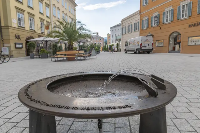 Der Bronze-Brunnen am Waagplatz ging im Rahmen der Neugestaltung in Betrieb. | Foto: Stadt Salzburg