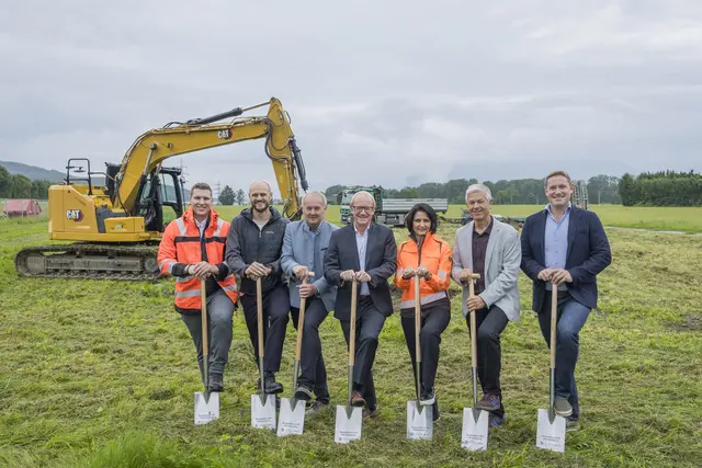 Von links: Michael Kaltenbacher (Projektleitung Leitungsbau Salzburg Netz GmbH), Milan Lazic, Vize-Bürgermeister Bernhard Thalmayr, Herwig Struber, Christina Staude, Johannes Walsberger und Thomas Gruber (Projektleiter Umspannwerke Salzburg AG). | Foto:  Salzburg Netz GmbH 