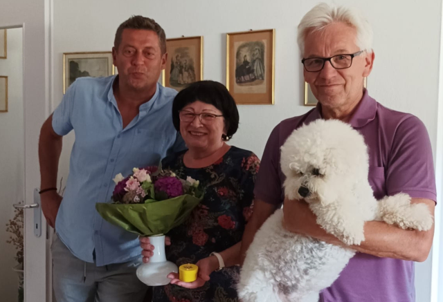 v.l.: GR Bernhard Heindl, Frau Lubica Macura und Gatte Josef Macura mit Hund Brajen. | Foto: Stadtgemeinde Hainfeld
