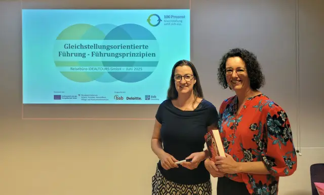 Gemeinsam für mehr Gleichstellung im Betrieb: Beraterin Fabienne Margreiter (links) und Idealtours-Geschäftsführerin Susanne Neuhauser. | Foto: Idealtours