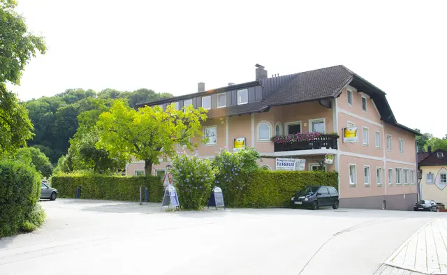 Die Türen des Gasthauses Huber in Schleißheim bleiben zu, öffnen nurmehr fürs Theater. | Foto: Fam. Huber