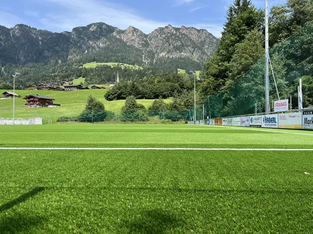 Die Gemeinde Alpbach tauscht den Kunstrasen am Fußballplatz aus. | Foto: Barbara Fluckinger