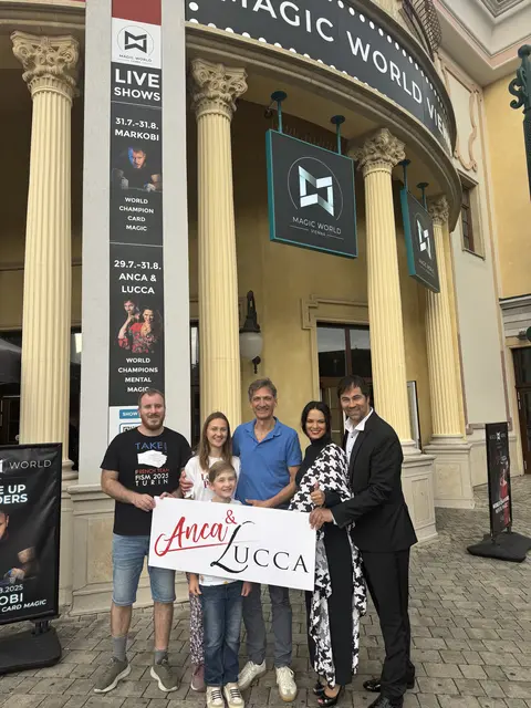 Anca und Lucca Lucian (r.) und Marcobi, Weltmeister der Kartenmagie (m.), gratulierten der Familie Grand.  | Foto: Magic World Vienna