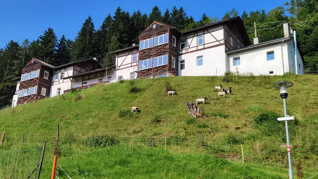 steil führt der Weg durch die Lambachsiedlung hinauf, hier sehen wir die Villa Lambach, ein ehemaliges Hotel wo jetzt auch wieder bewirtet wird ... | Foto: I.Wozonig