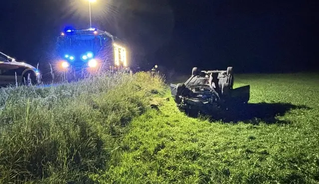 Das am Dach liegende Auto. | Foto: Feuerwehr Mörtschach