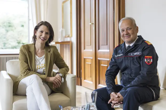 Landeshauptfrau Karoline Edtstadler mit dem Landesfeuerwehrkommandanten Günter Trinker im Chiemseehof. | Foto: Land Salzburg/Neumayr/Leopold 