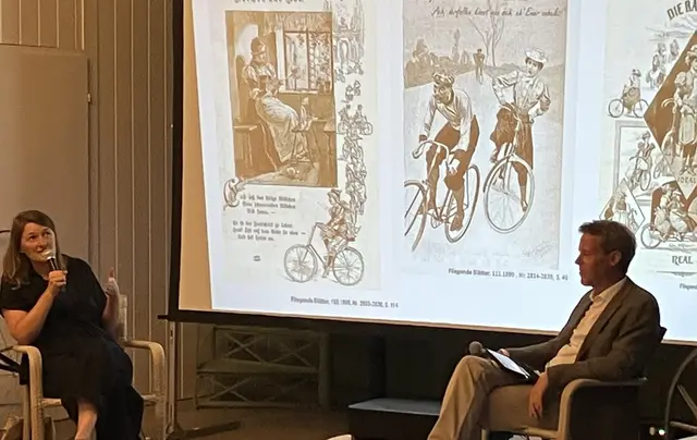 Martin Knotzer im Gespräch mit Petra Sturm über die Geschichte des Radfahrens und radfahrende Frauen. Im Hintergrund dazu passende historische Fotos. | Foto: Stockmann