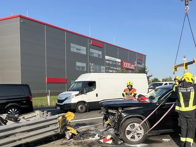 Die Autobahn musste für die Rettungs- und Bergungsarbeiten komplett gesperrt werden. | Foto: FF Neusiedl am See