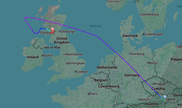 Auf Flightradar lässt sich die Flugroute nachvollziehen. Zu sehen ist auch, wie die Maschine über dem Atlantik kehrt machte. | Foto: Screenshot Flightradar24