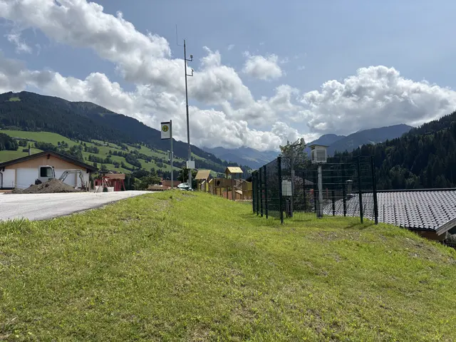Auf dem Turnsaal der Mittelschule in Alpbach wird dieser Tage ein neuer Spielplatz errichtet.  | Foto: Barbara Fluckinger