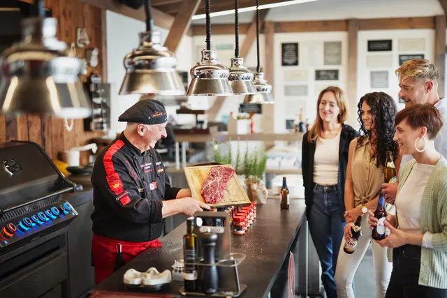 Unter dem Motto „Adi’s Soulfood – Gin–SAX–BBQ“ erwartet die Gäste ein exklusives All-Inclusive-Erlebnis mit Live-Musik, Gin-Verkostung und BBQ-Genuss in gemütlicher Atmosphäre. | Foto: Wasserbauer Gerhard